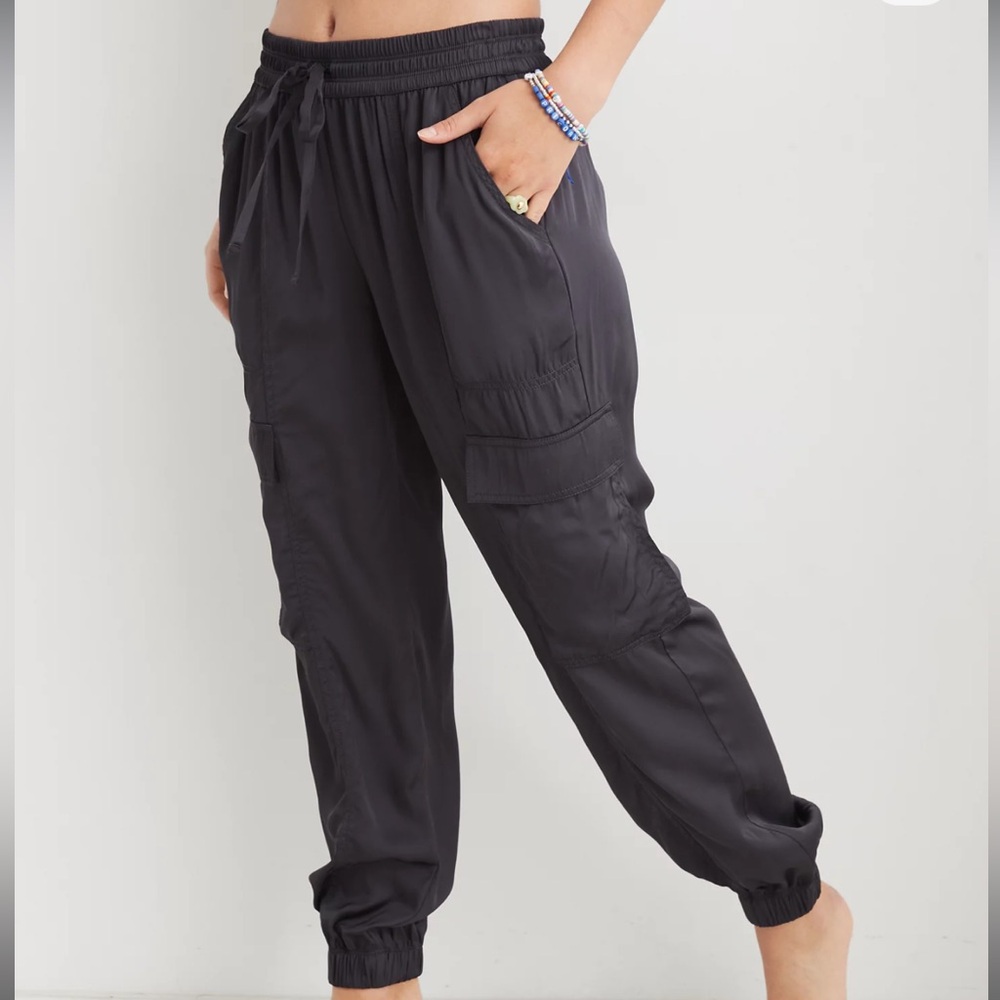 NWT. AERIE Women's Grey Cargo Jogger  - Casual Drawstring Waist.  XS can fit S